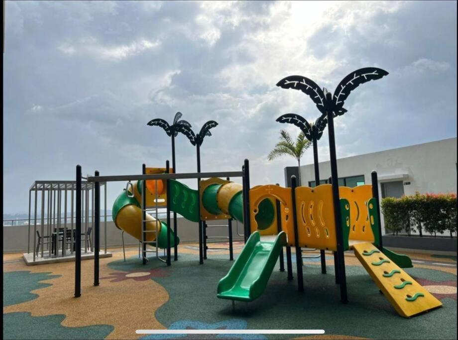 Attractive 3 Bedroom Condo With Pool-D Raudhah Homestay Kajang Buitenkant foto